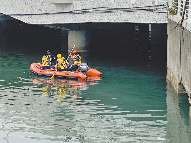 高雄杀人分尸案尸块打捞工作持续在前镇运河进行，15日再捞获8块人体组织。（郭良杰摄）