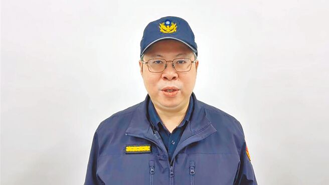 嘉义县警察局督察长陈至玮说明涉嫌贩卖的刘姓警务员将记过免职。（嘉县警局提供／廖素慧嘉县传真）