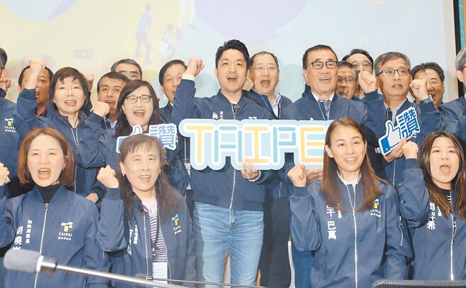 台北市政府15日在北市公务人员训练处展开台北队策励营，市长蒋万安、副市长李四川以及林奕华出席，和市府同仁手拿看板高喊加油口号。（赵双杰摄）