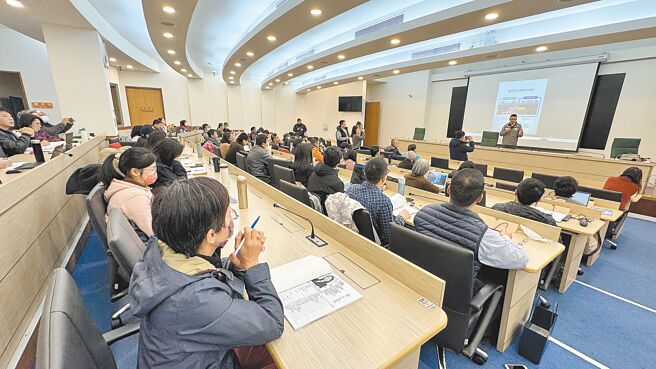 金門縣工策會與金大生物科技暨健康產業研究中心規畫4梯次產業AI應用人才培育研習課程，首梯次15日上午開課，吸引近70位對AI工具有興趣的業界人士報名參加。（于家麒攝）