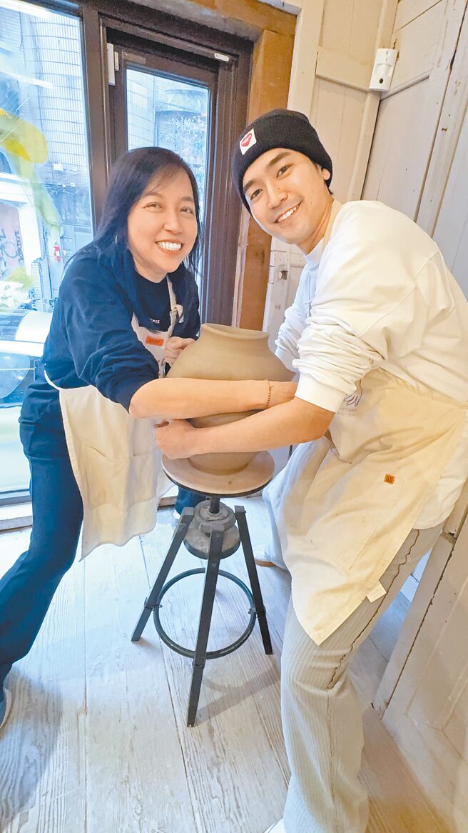 涂善存（右）与经纪人许维琪创作「拥抱陶土瓶」。（佳葳娱乐提供）