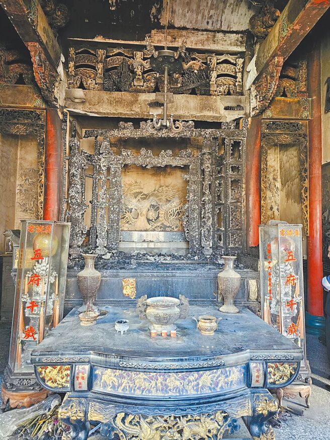 廟內約9座神尊受損、嚴重碳化，廳內的神壇、香爐也幾乎全毀。（宇澄生技提供）