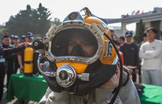 學子化身怒海潛將 體驗官兵辛勞