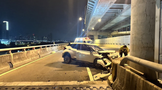不明原因自撞台64線分隔島 男駕駛左腳骨折昏迷送醫