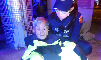 最後記憶停留在白雪大舞廳 暖警寒夜助90歲婦回家團聚