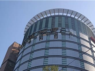 新光三越气爆5天仍危险！外墙碎裂物摇摇欲坠 市府撂重话