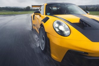 單圈成績能加快10秒，但卻更耐磨！Porsche與Michelin合作開發新的賽道專用溼地用胎