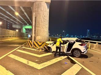 台64線凌晨車禍車頭全毀 男駕駛左腳近斷肢重傷昏迷