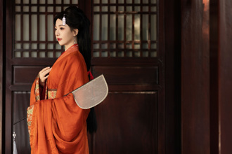 君王沉迷酒色 正宮每晚「對星月梳妝」 他秒懂改邪歸正