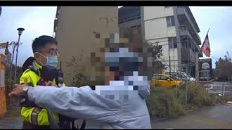淡水男闖紅燈遭開單竟抓狂 推擠警察遭「大外割」制伏