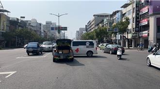 驚嚇畫面曝！高雄29歲女搶快撞上鳴笛救護車   駕照恐遭吊銷