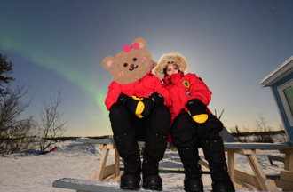 薔薔「熱吻神祕高壯男」！極光下收紅玫瑰 親密互動超害羞