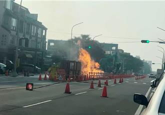嘉義縣府旁 施工挖斷瓦斯管「大火狂燒」畫面驚人