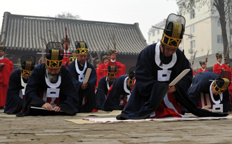 古代官員上朝為何拿木板？不只用來記事 還有1重要功能