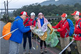 平溪天燈節落幕 逾百人淨山清出650公斤垃圾