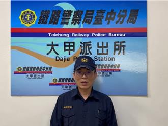 台铁龙井站惊见「铁道散步族」 悠閒3人还跨线轨！铁警要查了