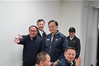 張善政奔前進指揮所慰勉員警 目標辦出最棒燈會