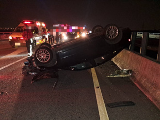 國道3和美段三車連環撞 小客車閃避不及翻覆駕駛受傷