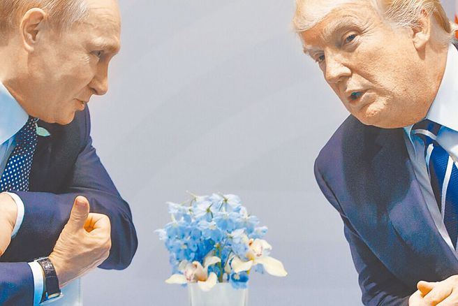 美俄双方将针对乌克兰问题进行谈判，引发全球关注。图为美国总统川普(右)与俄罗斯总统普丁(左)。（图／美联社）