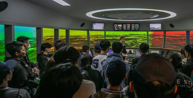  海官舰船模拟仪中心具备270度视界的全功能舰船操纵模拟仪、驾驶臺等教学设施，仿真程度让学生们惊呼连连。（记者林睿奕摄）