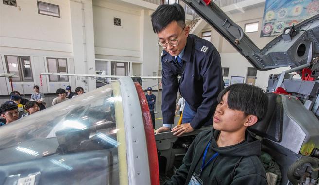  学生们试乘F-5E战机，体验飞行员驾驶战机的感觉。
（记者林睿奕摄）