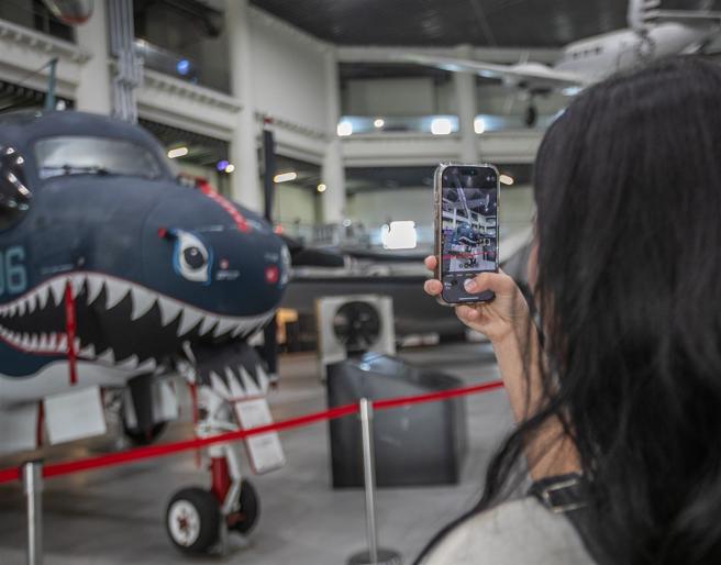  学生们前往航空教育展示馆，了解不同年代的军机故事。
（记者林睿奕摄）