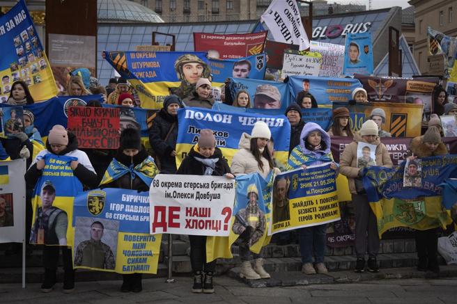 美俄計畫近日內於沙國會談，推動烏俄停戰談判。圖為烏國民眾齊聚抗議，要求俄國釋放遭擄戰俘。（達志影像／美聯社資料照片）