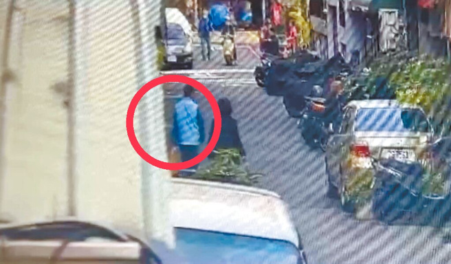 燒到半毀的疑似藍色背心，與張介宗再1月17日與第二名死者左營張婦回到住處時，所穿的藍色背心幾乎相同。(中時資料庫)