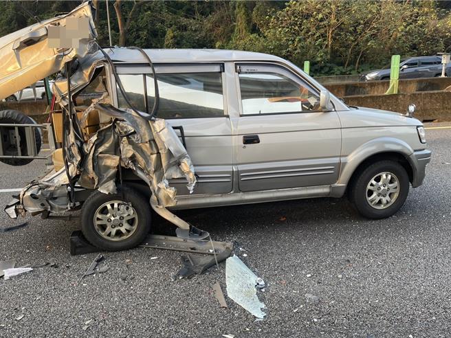 黃男車輛遭追撞，車尾受損嚴重。（警方提供）