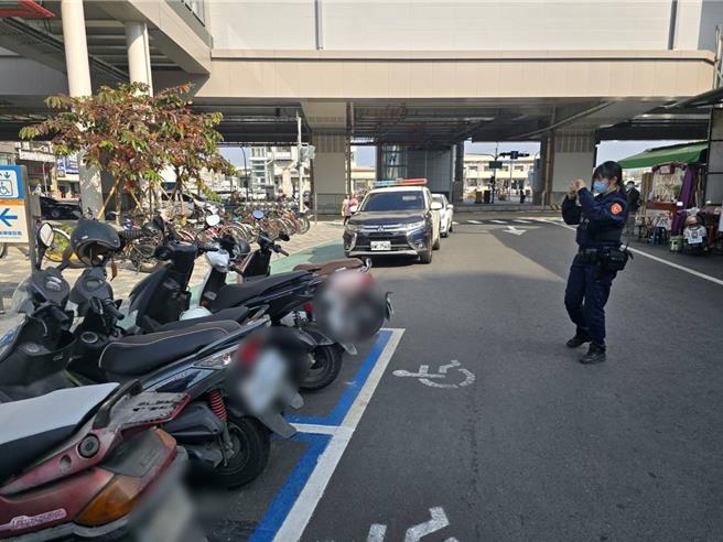高雄冈山警方持续取缔捷运站旁的汽机车违规停放身障车位。（翻摄照片／林瑞益高雄传真）