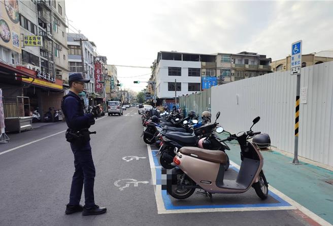 高雄冈山警方持续取缔捷运站旁的汽机车违规停放身障车位。（翻摄照片／林瑞益高雄传真）
