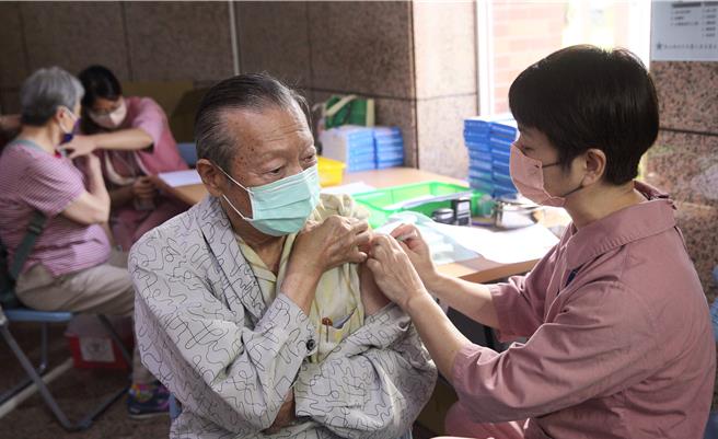 行政院指示卫福部增购10万剂公费流感疫苗，卫福部疾管署今天公布各县市疫苗分配数量，以新北市、台中市、高雄市最多。（本报资料照）