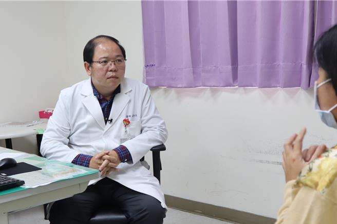 衛生福利部桃園醫院精神部主任蘇柏文提醒，若這些身心症狀持續影響日常生活或睡眠超過六個月，可能發展為創傷後壓力症候群（PTSD），進而成為心理重建的一大障礙。（圖／桃園醫院）