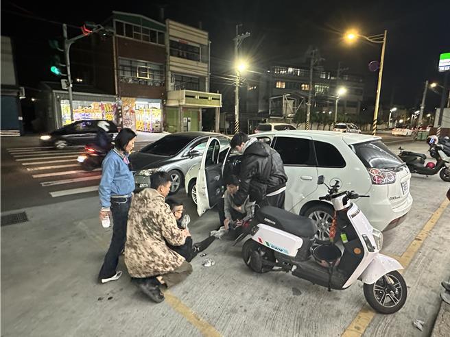 李男上网找兼职却沦为诈团取款车手，取款时遭警方方逮捕，查扣工作手机1支及赃款60万元，并依刑法诈欺罪及洗钱防制法，移送彰化地方检察署侦办。（警方提供／叶静美彰化传真）