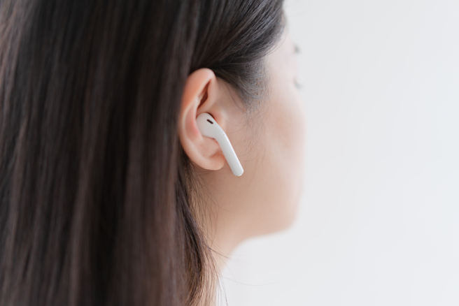 英国听力专家班顿指出，长期戴降噪耳机，可能会让大脑「忘记」如何筛选声音。（示意图，shutterstock／达志）