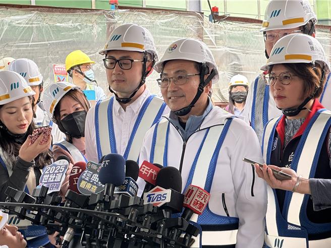 新北市長侯友宜17日上午視察捷運汐東線要徑工程，他受訪回應民眾黨新任主席黃國昌昨日的發言。（高鈞麟攝）