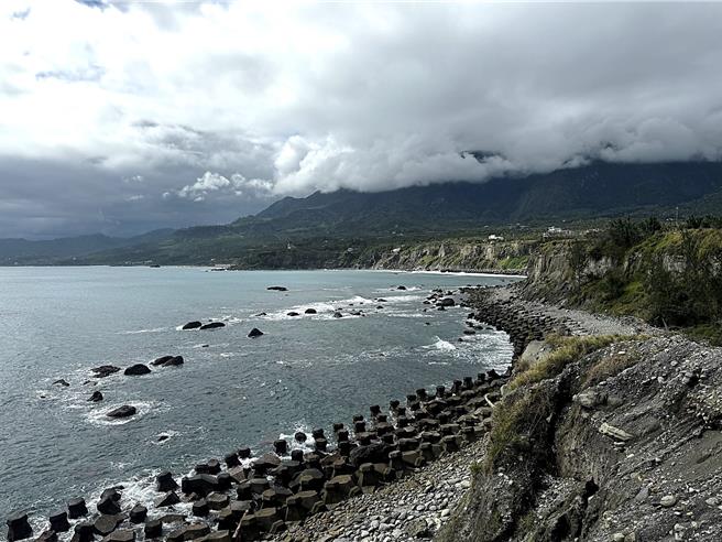 空军勇鹰高教机15日发生首起坠海事故，军方持续在台东都兰鼻海域搜寻机骸，未有所获。（民眾提供／萧嘉蕙台东传真）