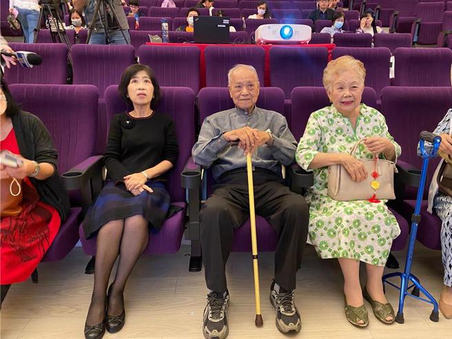 前民眾党主席柯文哲父亲柯承发（中）17日上午传出病逝新竹台大医院，享寿94岁。图为去年柯爸、柯妈（右）出席媳妇、柯文哲妻子陈佩琪（左）在新竹市演讲前的合影。（本报资料照片／陈育贤摄）