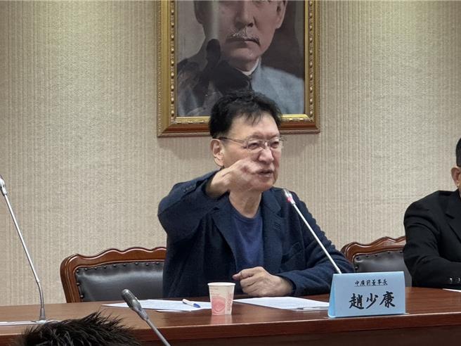 赵少康认为，美方此举是为了美中关税谈判，台湾不可窃喜，应保持谨惕，面对全球局势变化。（张睿廷摄）