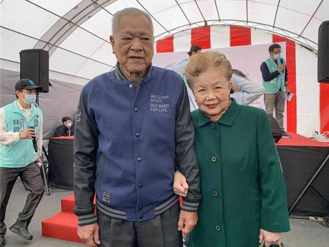 民眾党前主席柯文哲之父柯承发（左）今（17）日凌晨病逝，台北看守所说，柯文哲可依规定申请返家探视，另外看守所也会注意收容人身心状况、提供所需资源。（资料照）