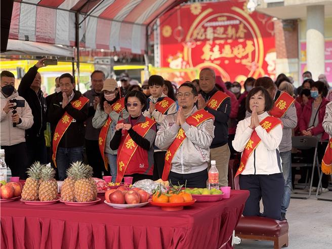 桃市客家局今舉辦天穿日祭天儀式，活動倡導性別平等安排6位女性擔任儀式禮生及執事。(呂筱蟬攝)