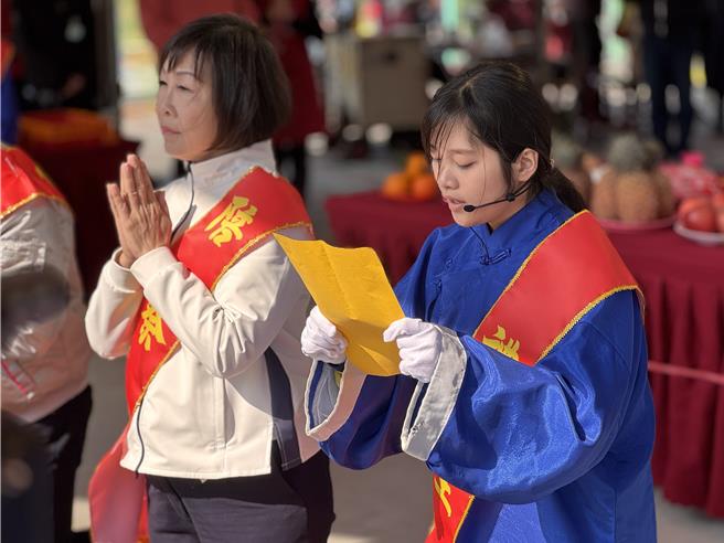 桃市客家局今舉辦天穿日祭天儀式，活動倡導性別平等安排6位女性擔任儀式禮生及執事。(呂筱蟬攝)