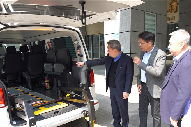 日電貿股份有限公司透過新北市社會局得知共乘方式可提高復康巴士服務量能，日電貿此次捐贈選擇的即是每輛可同時載送2台輪椅的車型，滿足更多接駁需求。（新北市社會局提供）