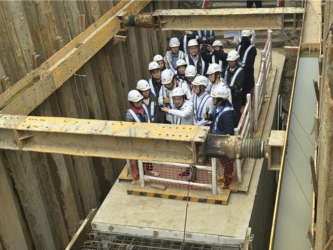 新北市长侯友宜17日上午赴汐止吉林街视察捷运汐东线要径工程进度。（高钧麟摄）