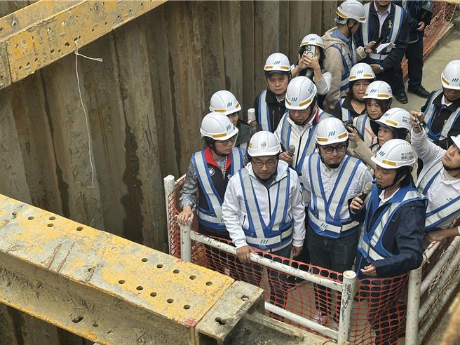 新北市长侯友宜要求捷运汐东线要径工程在今年6月底前完成，发挥蓄排水效益。（高钧麟摄）