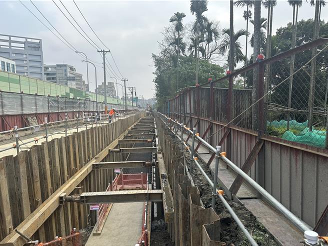 汐东线要径工程先行施工，除自来水管线迁移及新设雨水箱涵外，也同步将吉林街与福德三路原本仅6至8米道路拓宽至16米。（高钧麟摄）