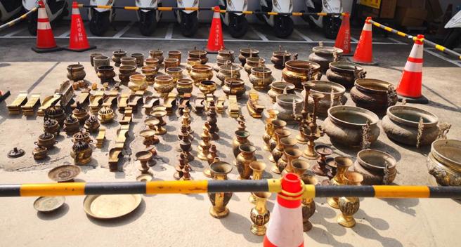 彰化警方破获金炉窃盗案，查获大大小小铜制品多达140多件。（叶静美摄）