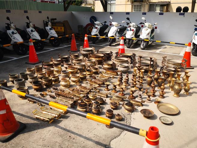 彰化警方破获金炉窃盗案，查获大大小小铜制品多达140多件。（叶静美摄）