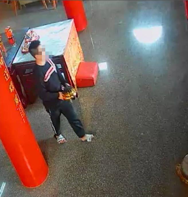 卢姓男子偷走庙内香炉、烛台、敬杯等铜制器皿。（庙方提供／叶静美彰化传真）