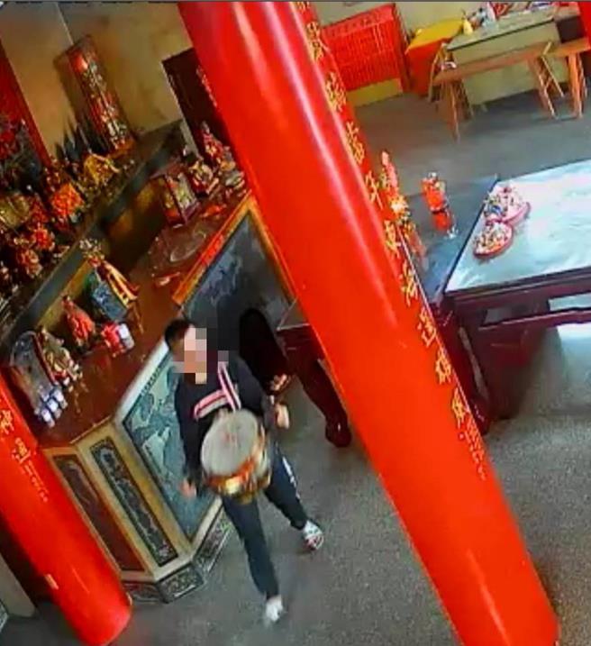 卢姓男子偷走庙内香炉、烛台、敬杯等铜制器皿。（庙方提供／叶静美彰化传真）